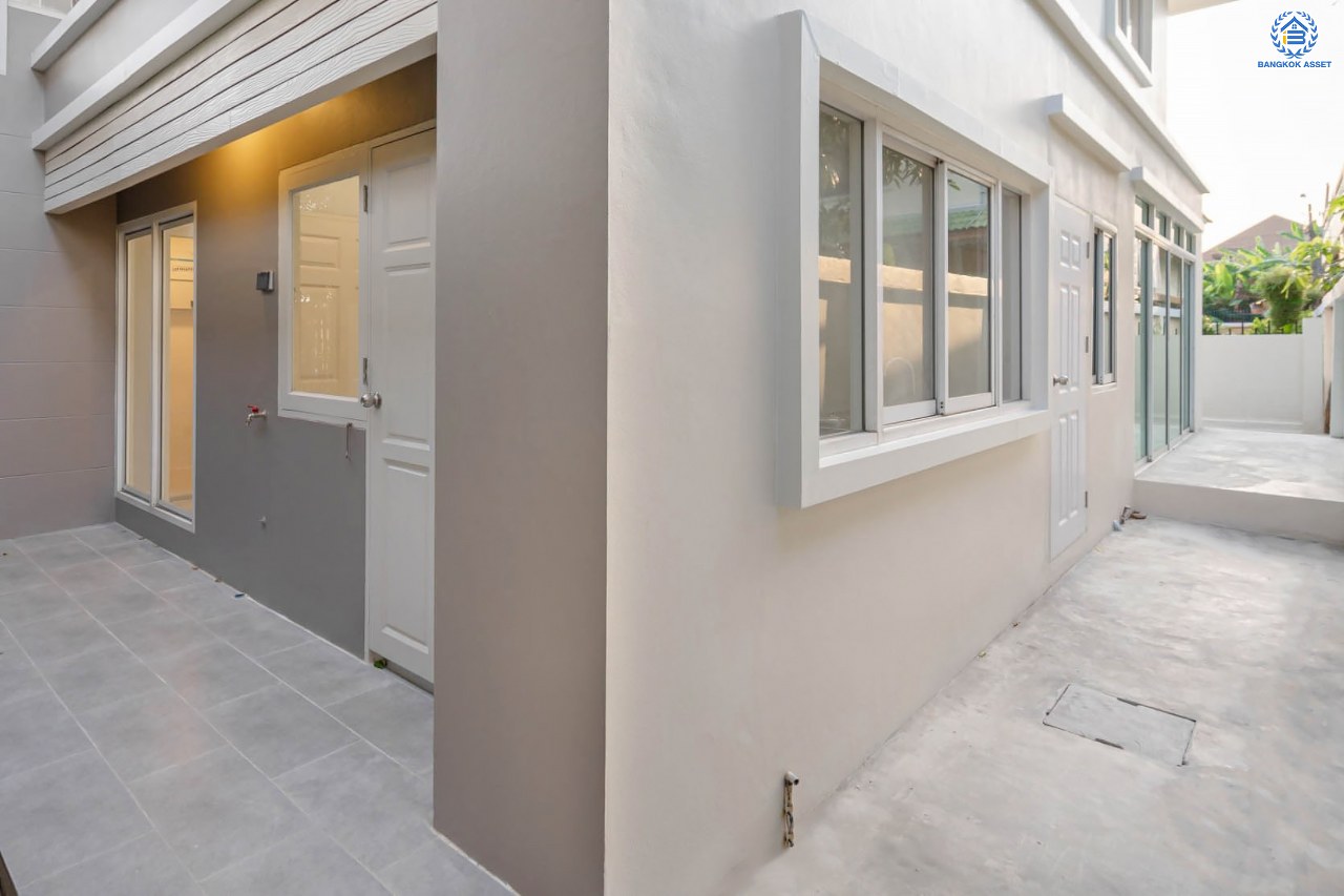 บ้านมือสองตกแต่งใหม่ โครงการ รัชชา2 บางใหญ่ เนื้อที่ 60 ตร.ว. ฟังก์ชัน 3 ห้องนอน 3 ห้องน้ำ 1 ห้องอเนกประสงค์ จอดรถได้ 2 คัน บนทำเลใกล้ถนนใหญ่เพียง 100 เมตร เชื่อมต่อถ.กาญจนาภิเษก ใกล้เซ็นทรัลเวสต์เกต ทางด่วน "ศรีรัช" และรถไฟฟ้าสายสีม่วง "สถานีสามแยกบางใหญ่"